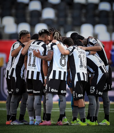 A ESPN e o Disney+ Premium exibem nesta quarta-feira (18) a estreia do Botafogo na CONMEBOL Libertadores 2026. A equipe carioca entra em campo às 21h30 para enfrentar o Nacional Potosí, fora de casa, na Bolívia, em duelo válido pelo jogo de ida da segunda fase da competição. A transmissão começa às 21h15, ao vivo, com exibição simultânea na ESPN e no Disney+ Premium.