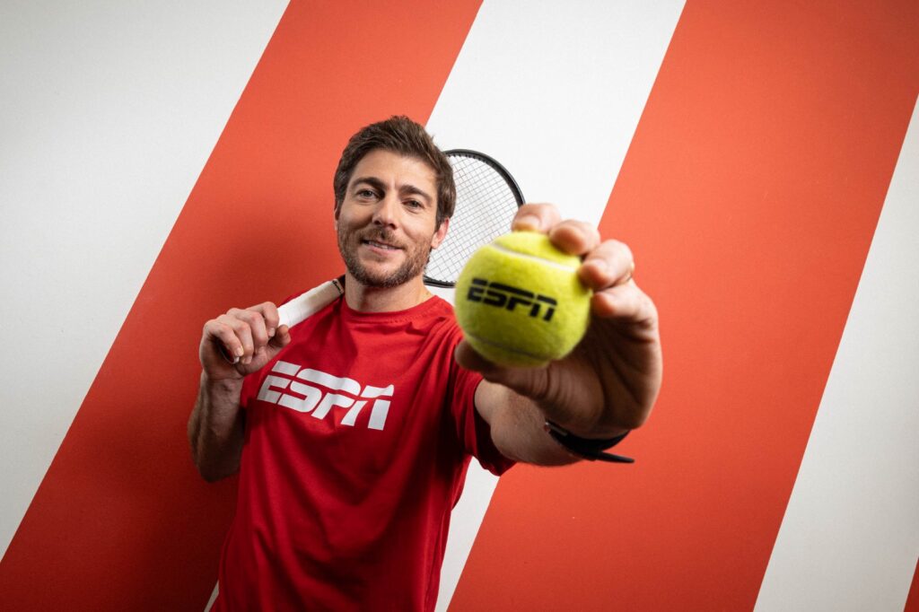 A ESPN e o Disney+ Premium terão uma novidade especial em sua equipe para ampliar a cobertura dos principais torneios de tênis do calendário internacional. O tenista Marcelo Demoliner passará a integrar o time da marca, com foco na produção de conteúdo digital e participações em programas e transmissões da ESPN.