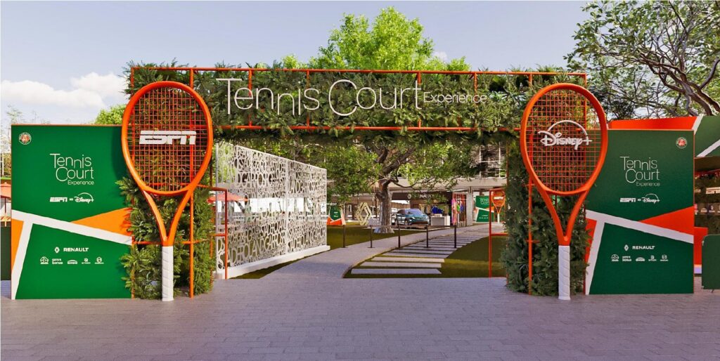 Nos dias 6 e 7 de junho, a Disney realiza a segunda edição do Tennis Court Experience, plataforma proprietária de live experience voltada ao tênis, desta vez inspirada em Roland Garros. O evento acontece no Pacubra, no Parque do Ibirapuera, em São Paulo, reunindo convidados, parceiros e fãs para acompanhar ao vivo as finais do Grand Slam francês em uma experiência imersiva inspirada no tradicional torneio disputado em Paris. Tudo com a curadoria da ESPN e Disney+, que disponibiliza todo o catálogo de esportes da Companhia aos assinantes do plano Premium.